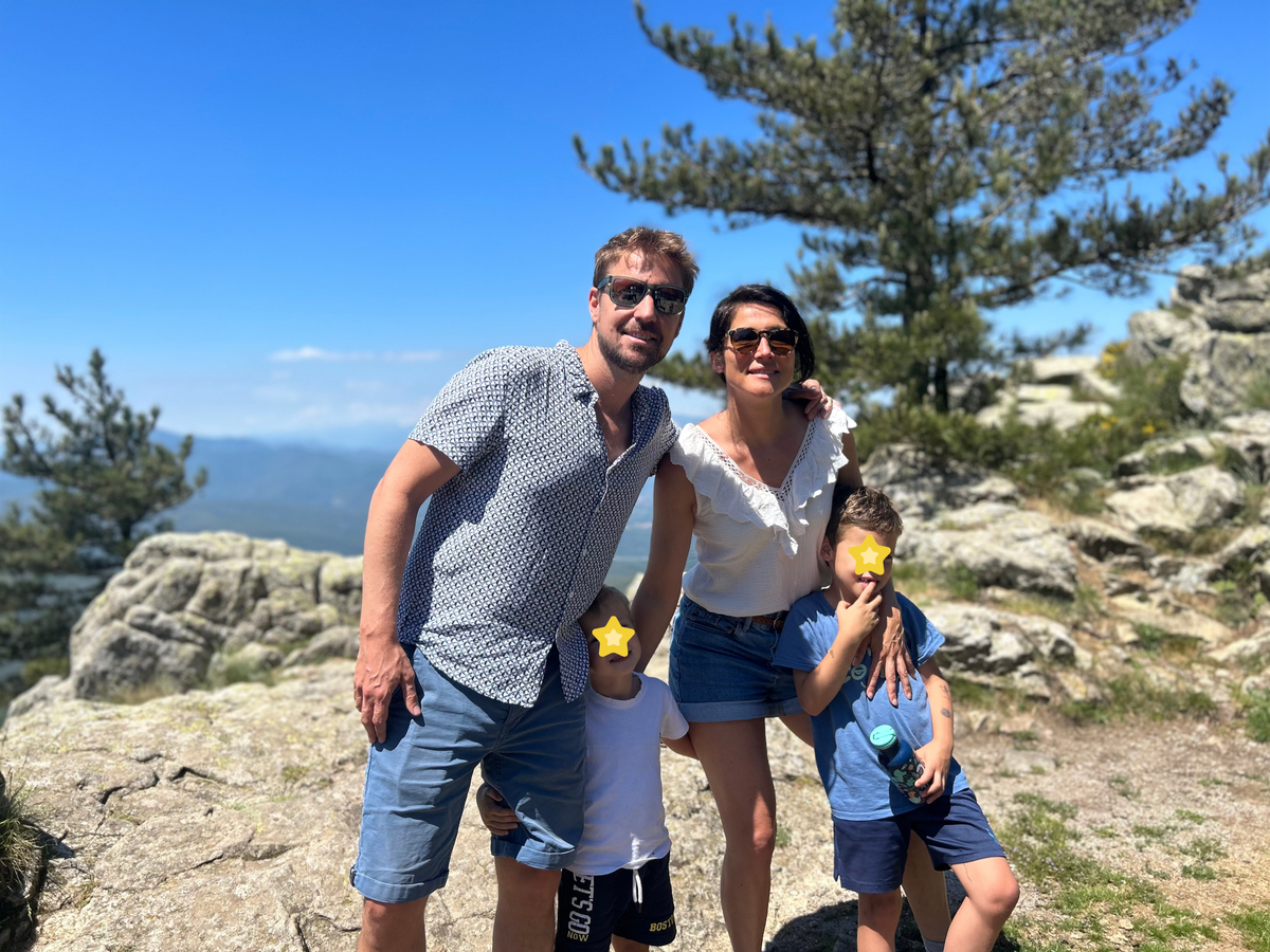 Une famille en randonnée à la montagne, qui profite d'un moment ensemble