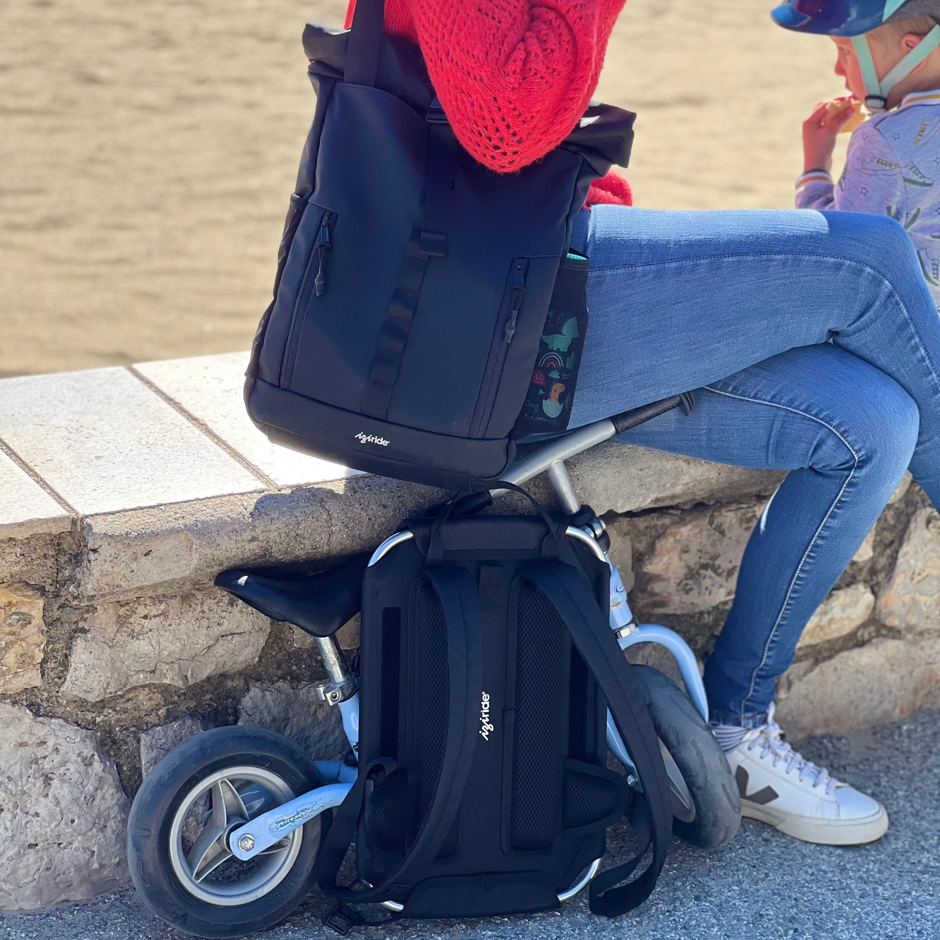 Madre con mochila y backpanel