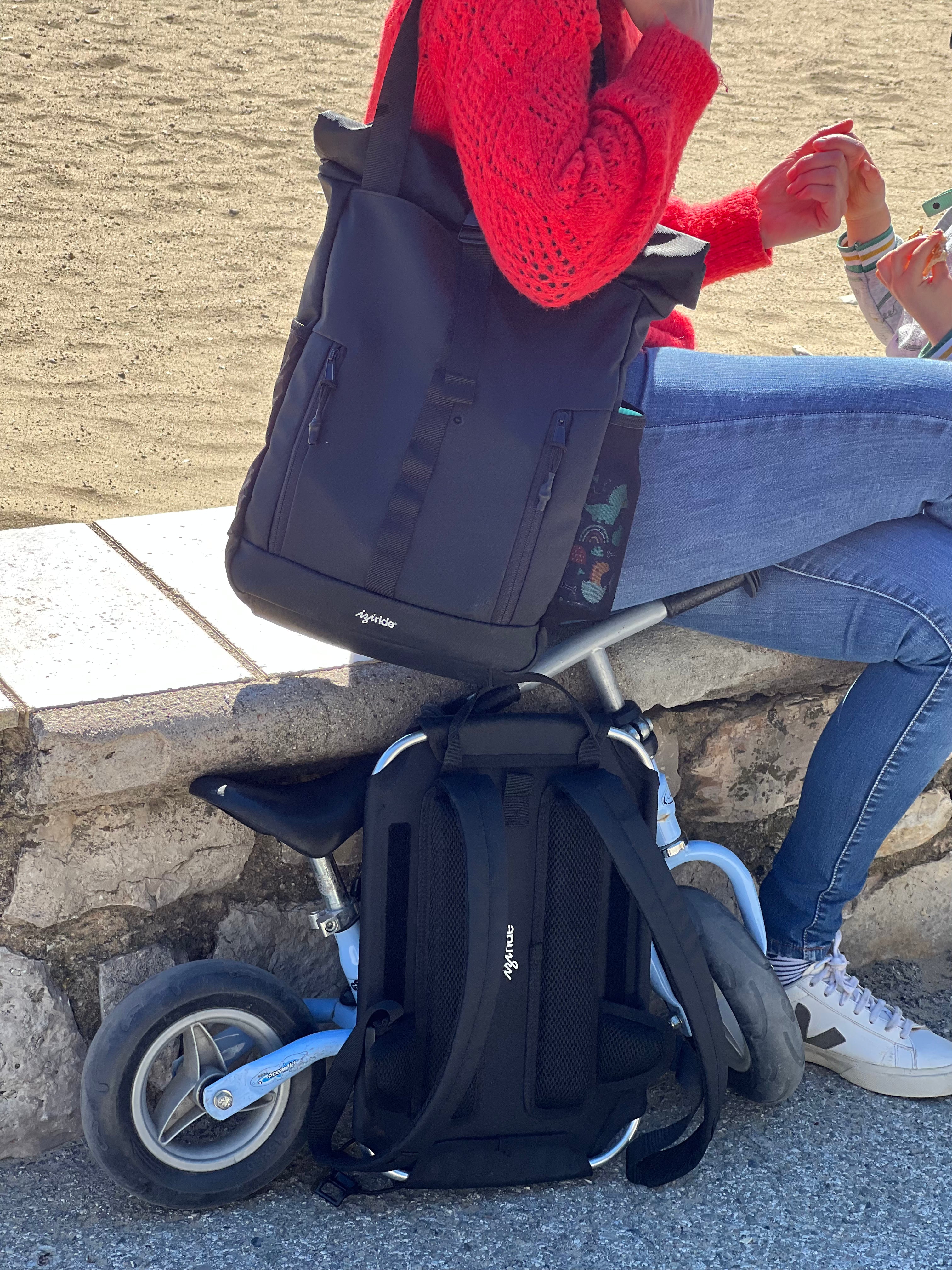 Bici de equilibrio enganchada al BackPanel Iziride, con la mochila Iziride
