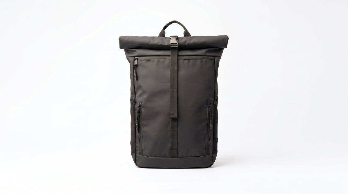 Le sac Roll-top d'Iziride vu de face, fermé